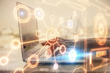 Kadın elinin bilgisayar ve sosyal ağ temalı hologram çizimlerinde çifte pozlama. Halk medyası kavramı.