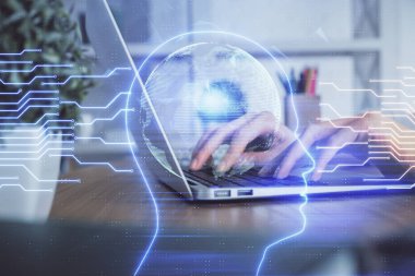 Bilgisayar ve beyin hologramı çizimleri üzerinde çalışan kadın elleri çift pozlama. Ai kavramı.