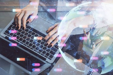 Bilgisayar ve dünya haritası çizimleri üzerinde çalışan kadın elleri çift pozlama. Uluslararası teknoloji sektörü konsepti.