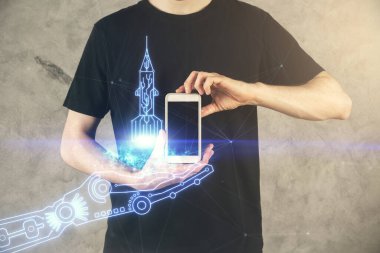 Bir insanın elini tutarken ve mobil bir cihaz ve yaratıcı hologram çizimi kullanırken çift pozlama.