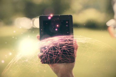 Sosyal ağda çifte pozlama hologram ve cep telefonu kullanan bir kadın..