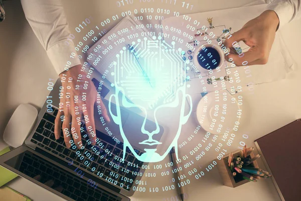 Bilgisayar klavyesinde ve beyin hologramı çizimlerinde insan elinin çifte pozu. Üst Manzara. Ai ve veri teknolojisi kavramı.
