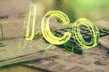 Blockchain temalı çizimler ve açık defter arkaplanı olan bir masa. Kripto para birimi kavramı