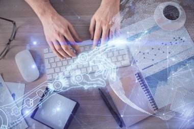 Bilgisayar klavyesinin ve teknik temalı hologram çiziminin üzerine yazarken iki kez görüntülenmiş. Üst Manzara. Teknoloji konsepti.