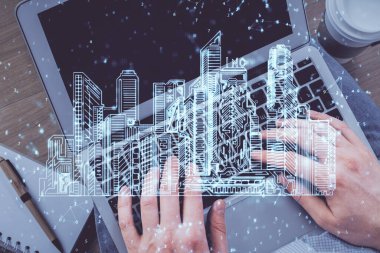 Bir adamın ellerinin bilgisayar klavyesinin ve binaların üzerine çizim yaparken iki kez görüntülenmesi. Üst Manzara. akıllı şehir konsepti.