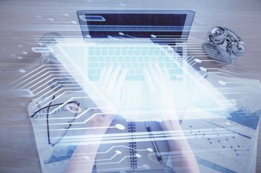 Bilgisayar ve veri temalı hologram çizimlerinde çalışan kadın elleri çift pozlama. Üst Manzara. Teknoloji konsepti.