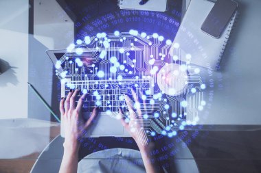 Bilgisayar ve insan beyin hologramı çizimleri üzerinde çalışan bir kadının çifte pozu. Üst Manzara. Ai kavramı.