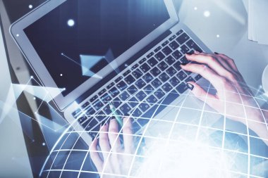 Bilgisayar ve dünya haritası çizimleri üzerinde çalışan kadın elleri çift pozlama. Üst Manzara. Uluslararası iş kavramı.