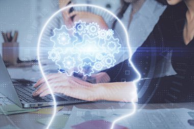 Bilgisayar ve beyin hologramı çizimleri üzerinde çalışan çok sayıda kadın eli var. Ai kavramı.