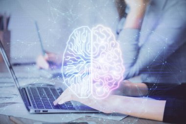 Bilgisayar ve beyin hologramı çizimleri üzerinde çalışan çok sayıda kadın eli var. Ai kavramı.