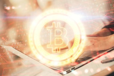 Bilgisayarda ve kripto piyasa temalı hologram çizimlerinde kadın elinin çifte pozu. Engelleme zinciri kavramı.
