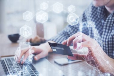 Elinde kredi kartı ve teknik tema çizimi olan bir adamın ellerine iki kez maruz kalmış. E-ticaret teknolojisi kavramı.