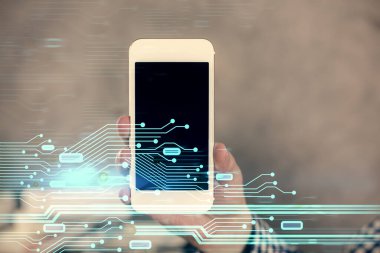 Bir adamın elini tutarken ve dijital bir cihaz ve veri temalı hologram çizimi kullanırken çift pozlama. Teknoloji konsepti.