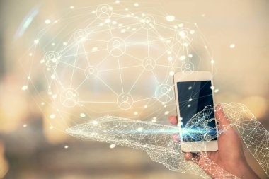 Sosyal ağda çifte pozlama hologram ve cep telefonu kullanan bir kadın..