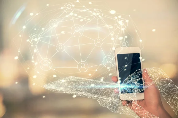 Sosyal ağda çifte pozlama hologram ve cep telefonu kullanan bir kadın..