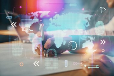 Arka planda not alan insanları gösteren haritanın çifte görüntüsü. Uluslararası bağlantı kavramı