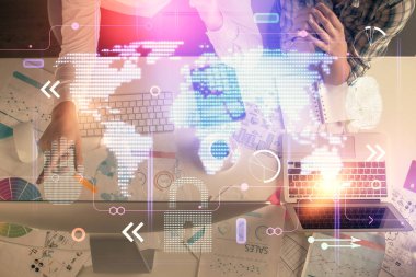 Birlikte çalışan kadın ve erkeğin çifte pozu ve dünya haritası çizimi. Uluslararası ağ konsepti. Bilgisayar arkaplanı. Üst Görünüm.