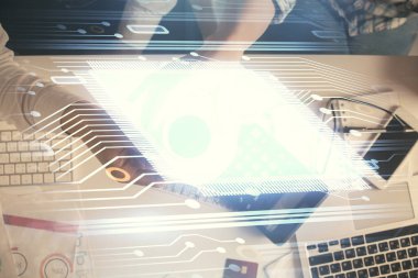 Kadın ve erkeğin birlikte çalışması ve veri temalı hologram çizimi. Bilgisayar arkaplanı. Üst Görünüm.