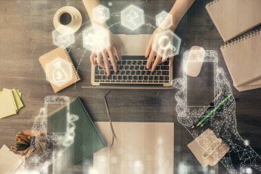 Bilgisayar ve teknoloji temalı hologram çizimlerinde çalışan kadın elleri çift pozlama. Üst Manzara. Teknoloji konsepti.