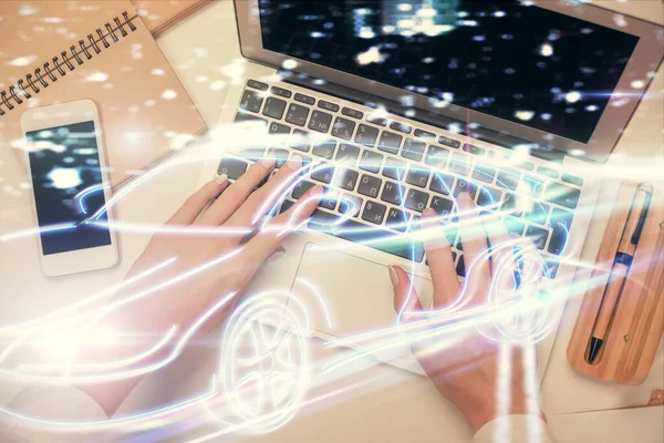 Bilgisayar Araba Hologramı Çizimleri Üzerinde Çalışan Kadın Elleri Çift Pozlama — Stok fotoğraf
