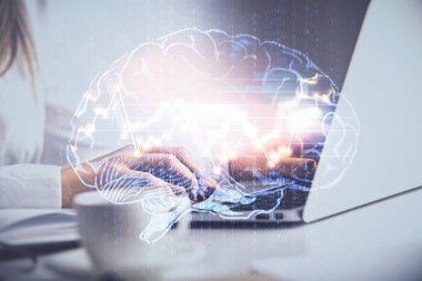 Bilgisayar ve insan beyin hologramı çizimleri üzerinde çalışan kadın ellerine çok maruz kaldı. Ai teknoloji konsepti.