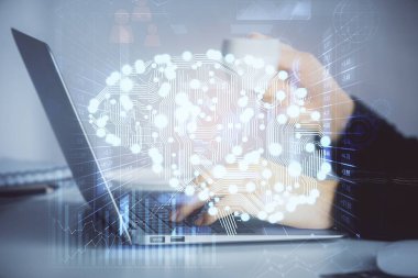 Bilgisayar ve insan beyin hologramı çizimleri üzerinde çalışan kadın ellerine çok maruz kaldı. Ai teknoloji konsepti.