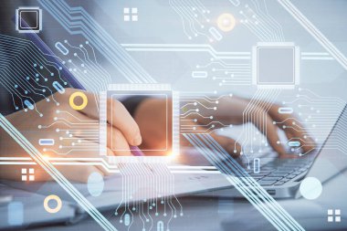 Bilgisayar ve veri temalı hologram çizimleri üzerinde çalışan kadın ellerine çok fazla maruz kalma. Teknoloji kavramı.