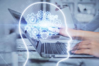 Bilgisayar ve beyin hologramı çizimleri üzerinde çalışan çok sayıda kadın eli var. Ai kavramı.