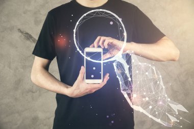 Bir insanın elini tutarken ve mobil bir cihaz ve yaratıcı hologram çizimi kullanırken çift pozlama.