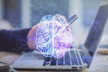 Bir adamın elini tutarken ve dijital bir cihaz ve beyin hologramı çizerken çift pozlama. Veri kavramı.