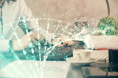 Bir adamın elini tutarken ve bir telefon ve DNA çizimi kullanırken iki kez görüntülenmiş. Tıp eğitimi kavramı.
