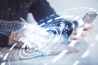 Teknolojiye çifte maruz kalma, hologram ve cep telefonu kullanan bir kadın..