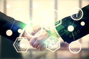 İki kişinin sosyal ağ temalı hologramı ve el sıkışması.