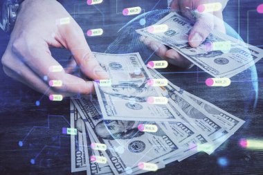 Teknolojiye çoklu maruz kalma hologram, dolar banknotları ve insan eli. Veri kavramı