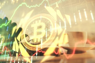 Masa arkasında kahve ve eşyalar olan kripto teknolojisi çizimi ve masaüstüne çifte maruz kalma. Engelleme zinciri kavramı