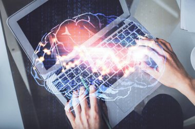 Bilgisayar ve insan beyin hologramı çizimleri üzerinde çalışan bir kadının çifte pozu. Üst Manzara. Ai kavramı.