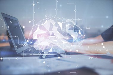 Bilgisayar ve insan beyin hologramı çizimleri üzerinde çalışan kadın ellerine çok maruz kaldı. Ai teknoloji konsepti.