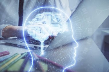 Bilgisayar ve insan beyin hologramı çizimleri üzerinde çalışan kadın ellerine çok maruz kaldı. Ai teknoloji konsepti.
