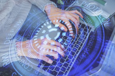 Bilgisayar ve veri temalı hologram çizimlerinde çalışan kadın elleri çift pozlama. Teknoloji kavramı.