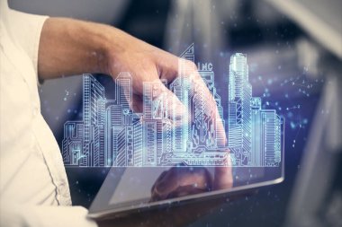 Dijital bir cihaz ve şehir çizimi kullanarak insanın ellerini tutarken çift pozlama.