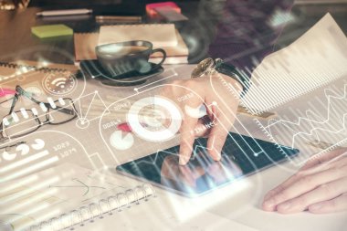 Dijital bir cihaz ve teknoloji temalı hologram çizimi kullanarak insanın elini tutarken çift pozlama. Teknoloji konsepti.