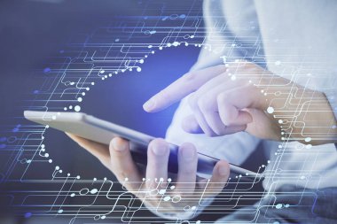 Dijital bir cihaz ve veri temalı çizim kullanan bir adamın el ele tutuşması. Yenilik kavramı.