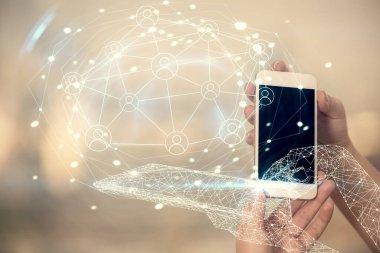 Sosyal ağda çifte pozlama hologram ve cep telefonu kullanan bir kadın..