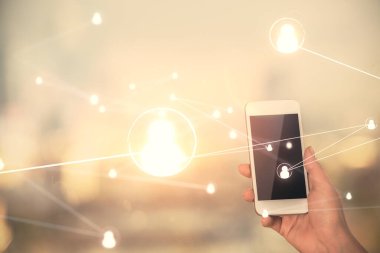 Sosyal ağda çifte pozlama hologram ve cep telefonu kullanan bir kadın..