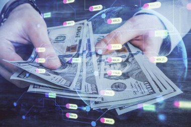 Teknolojiye çoklu maruz kalma hologram, dolar banknotları ve insan eli. Veri kavramı