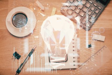 Ampulü telefonla masanın üzerine çizerken çift pozlama. Üst Manzara. Fikir kavramı.