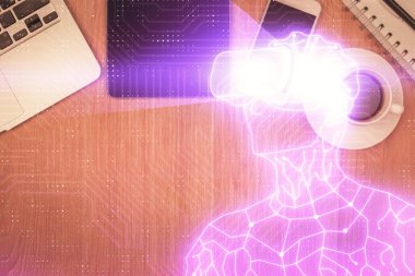 AR gözlüklü adamı telefonla çizerken çift pozlama. Üst Manzara. VR kavramı.