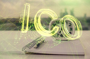 Blockchain temalı çizimler ve açık defter arkaplanı olan bir masa. Kripto para birimi kavramı