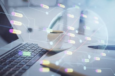 Masa arkasında kahve ve eşyalar olan iki kat harita çizimi ve masaüstü görüntüsü. Küresel veri kavramı.