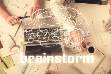 Kadın ve erkeğin birlikte çalışması ve yaratıcı hologram çizimi. Konsepti başlat. Bilgisayar arkaplanı.